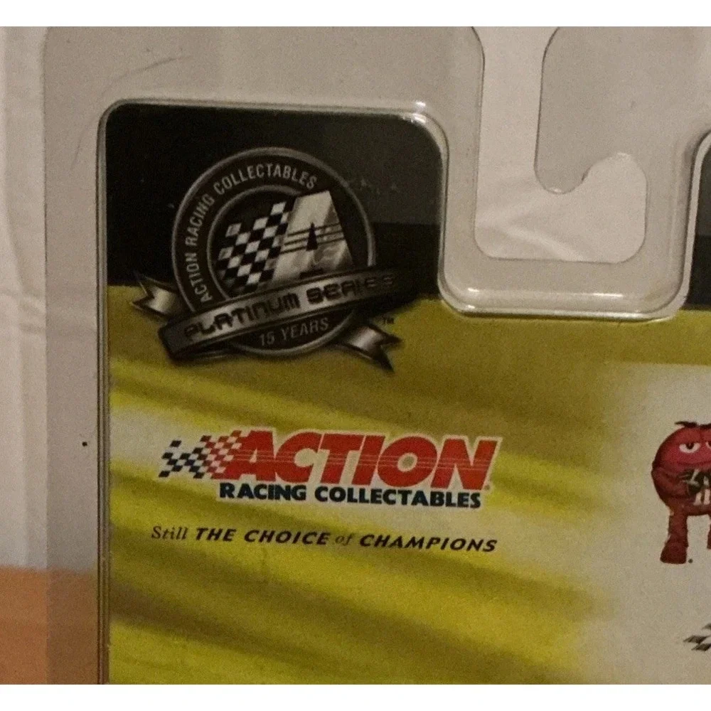 2008 Kyle Busch #18 M&M's COT 1/64 Nascar Action Platinum Series Diecast NEW